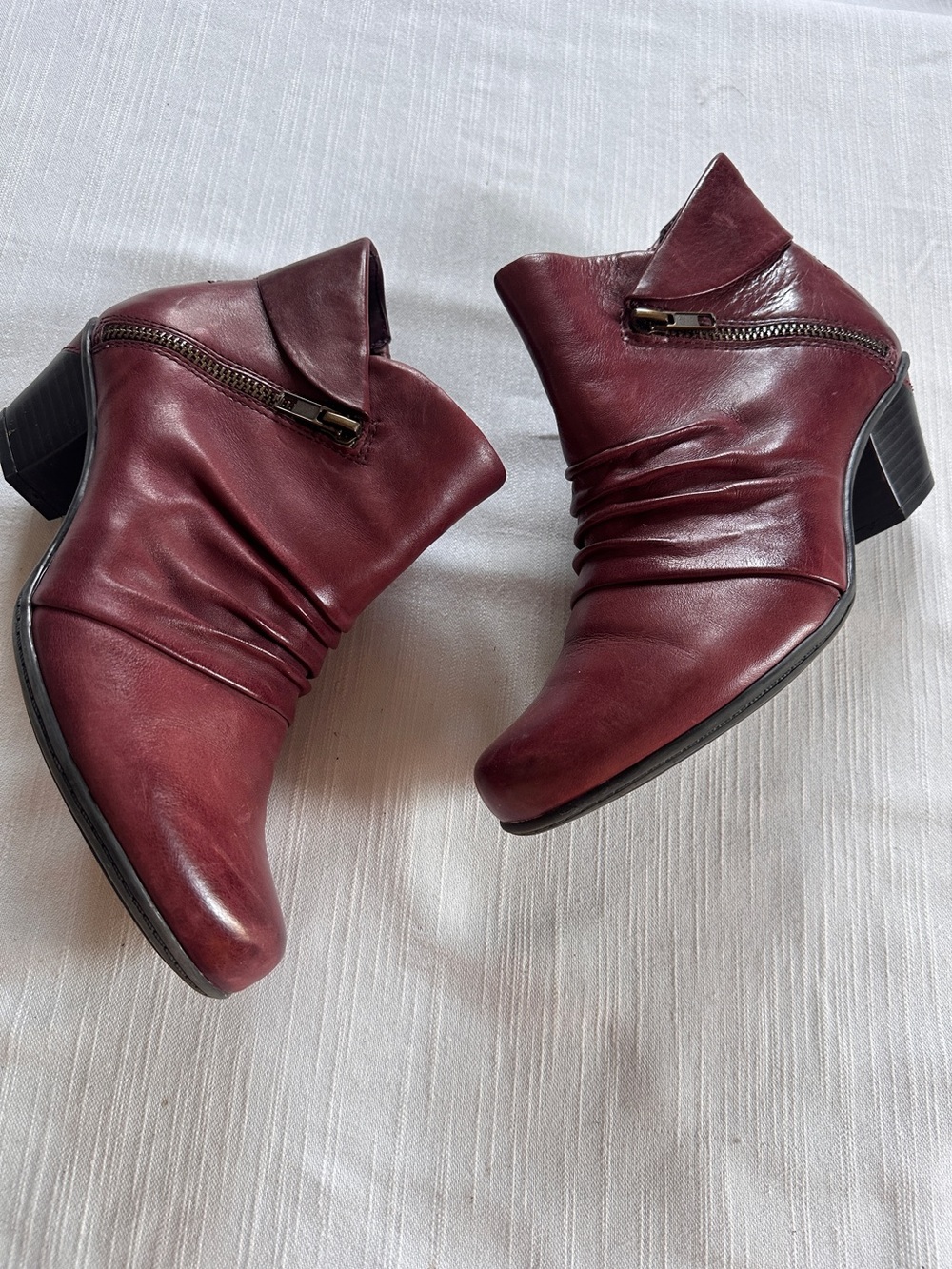 Earth Pegasus Ruched Leather Ankle Boots in Merlot Red | 7.5B